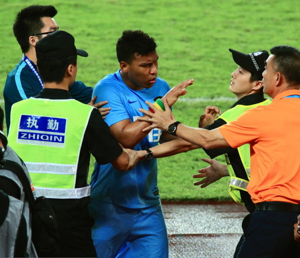 包含今晚中超焦点战,埃因霍温回应争议,气氛紧张,球队文化再被提及的词条 包含今晚中超焦点战,埃因霍温回应争议,气氛紧张,球队文化再被提及的词条